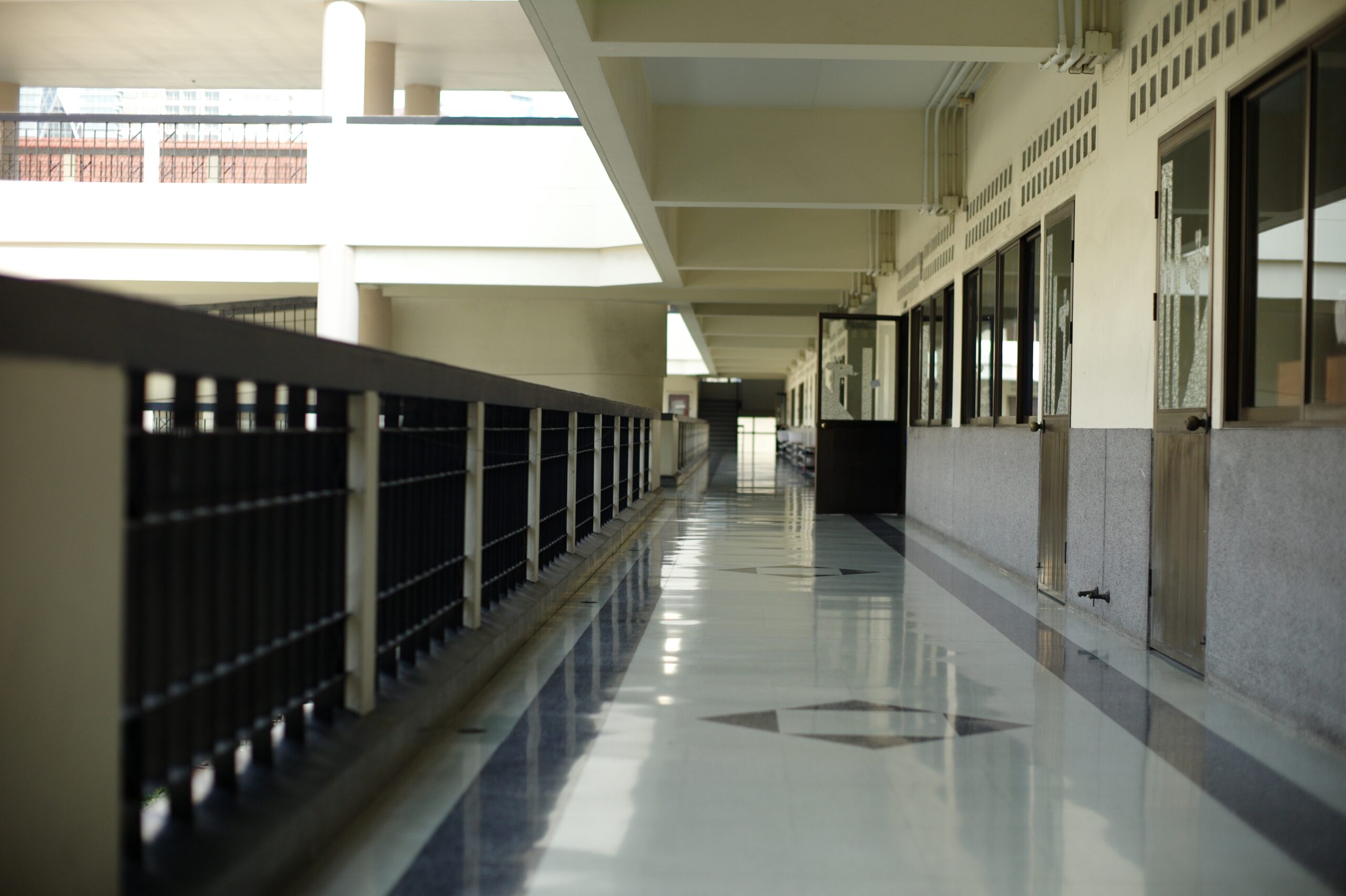 Mejorar la seguridad en los colegios a través de reformas estructurales